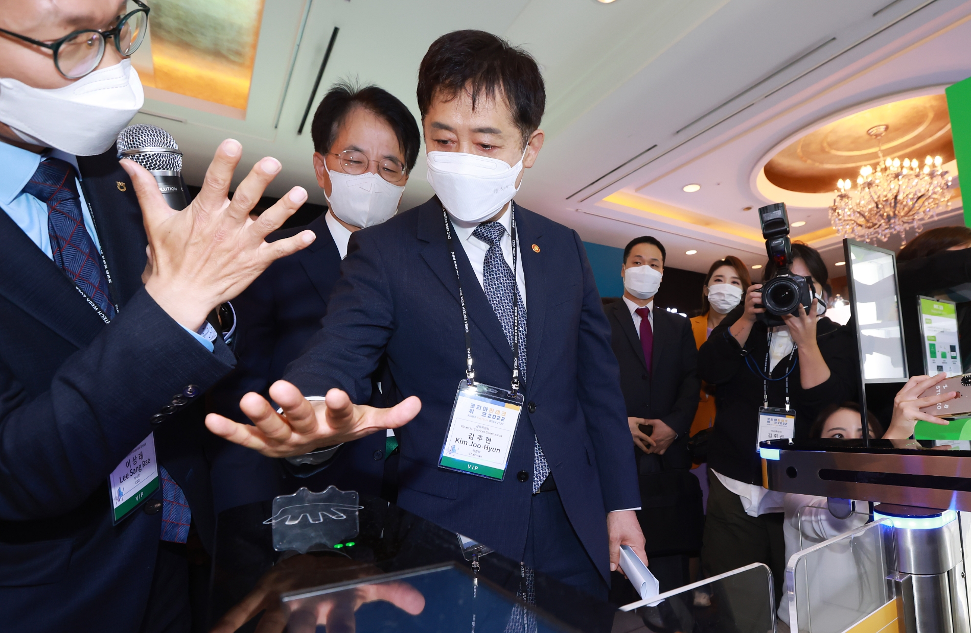 김주현 금융위원장이 28일 오전 서울 중구 소공동 롯데호텔에서 열린 제4회 '코리아 핀테크 위크 2022' 개막식에 참석해 환영사 후 참석자들과 핀테크 기업 설명을 청취했다./사진=금융위원회(2022.09.28)