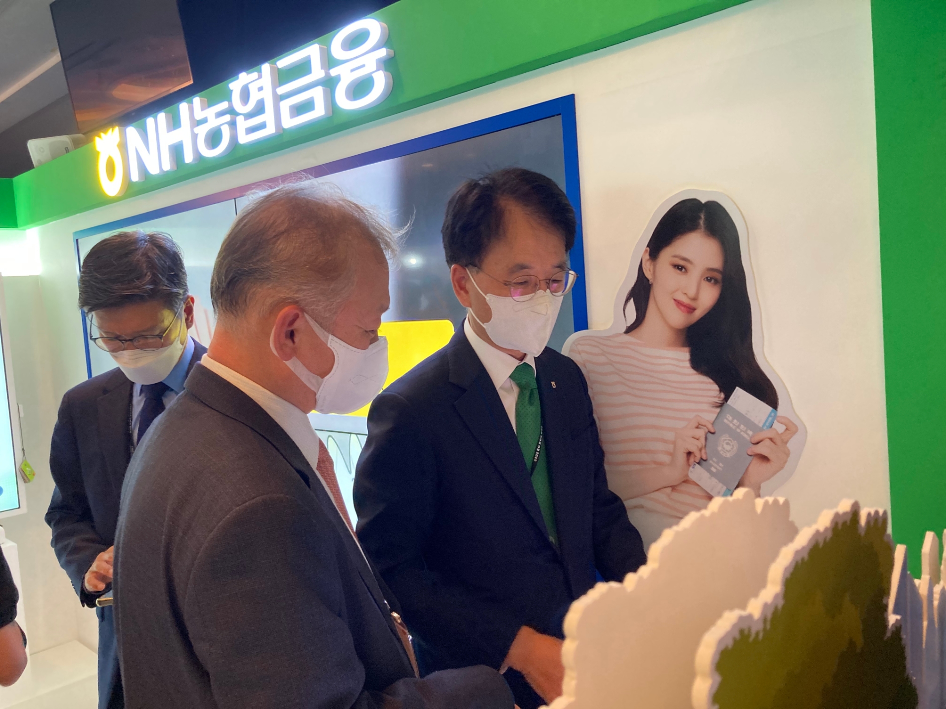 ▲정영채 NH투자증권 대표, 손병환 NH농협금융지주 회장(오른쪽)