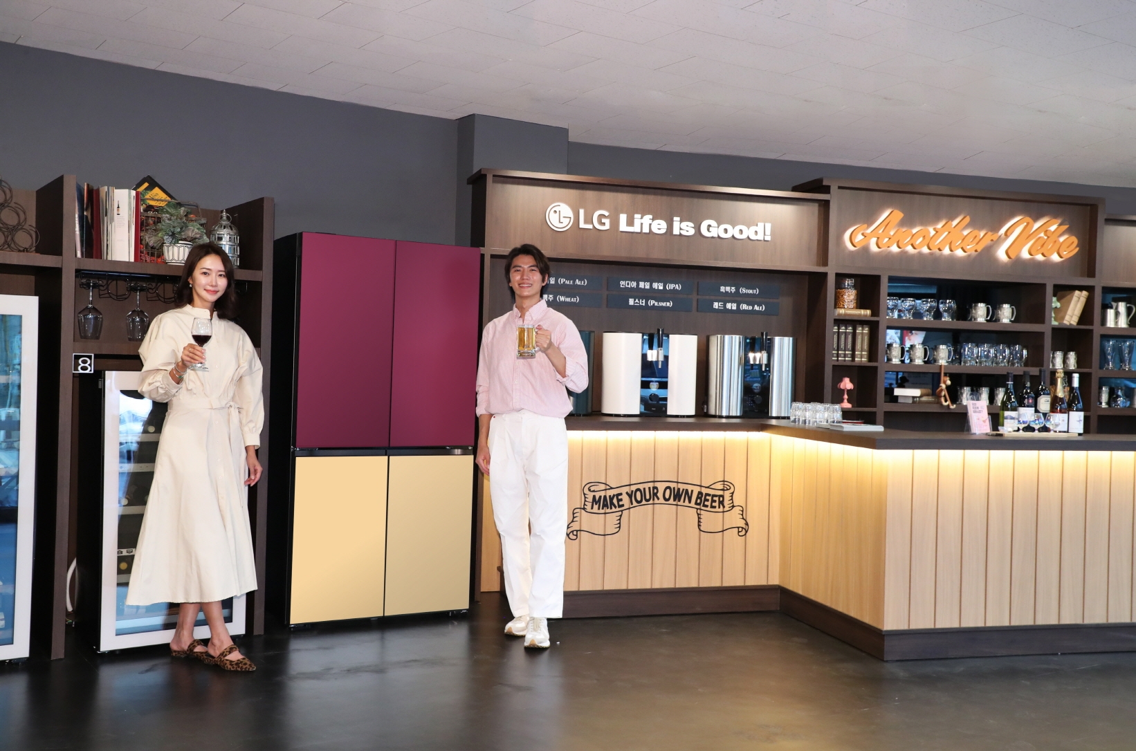 LG전자 모델이 서울시 서초구에 위치한 어나더바이브 양재천길에서 냉장고의 색상과 분위기를 바꾸는 'LG 디오스 오브제컬렉션 무드업(사진 가운데)'을 비롯해 프리미엄 수제맥주제조기 'LG 홈브루 오브제컬렉션(오른쪽)', 'LG 디오스 오브제컬렉션 와인셀러' 등을 체험하고 있다. 사진=LG전자