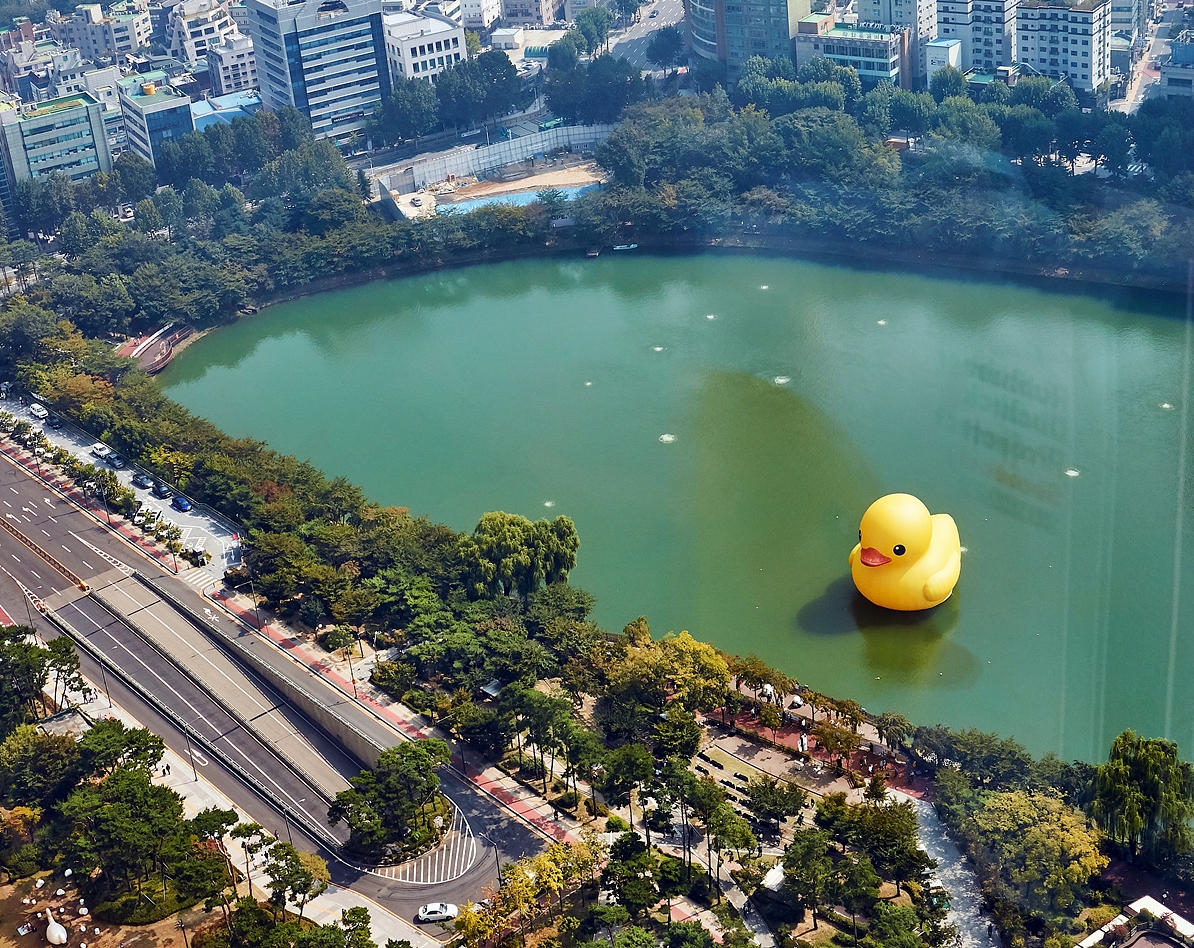 롯데월드타워가 송파구청과 함께 다음달 31일까지 '러버덕 프로젝트 서울 2022'를 진행한다./ 사진제공 = 롯데물산