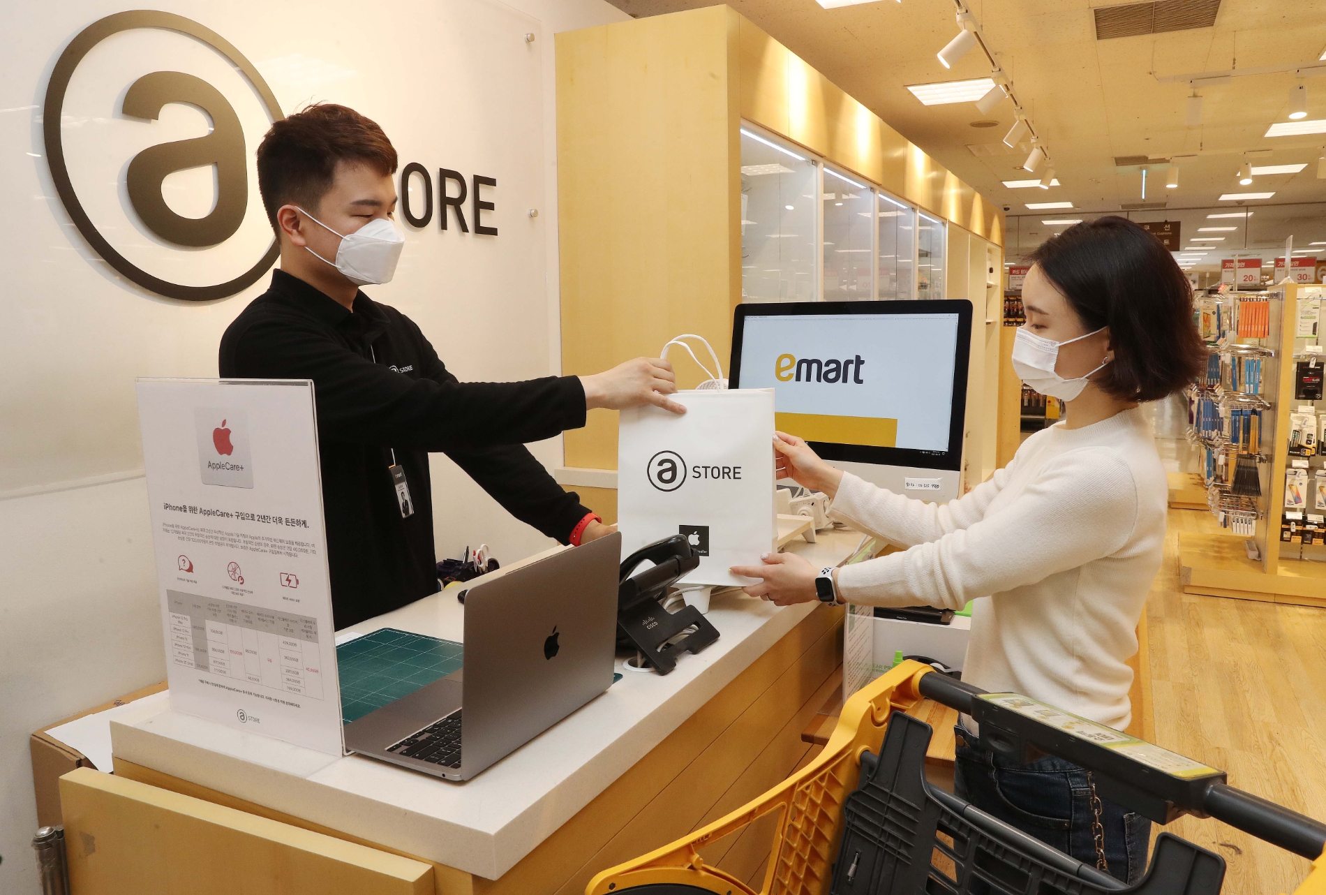 이마트 성수점 내 에이스토어에서 고객이 모바일 기기를 구매중이다./ 사진제공 = 이마트