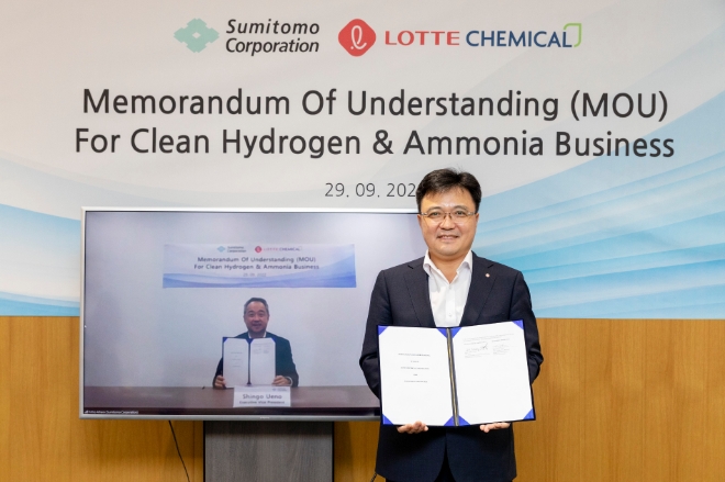롯데케미칼과 스미토모 상사는 29일 오후 롯데케미칼 기초소재사업 황진구 대표(수소에너지사업단장), 스미토모 상사 우에노 부사장(Energy Innovation Initiative Leader)이 참석한 가운데 화상으로 업무협약(MOU)을 체결했다. 사진=롯데케미칼.