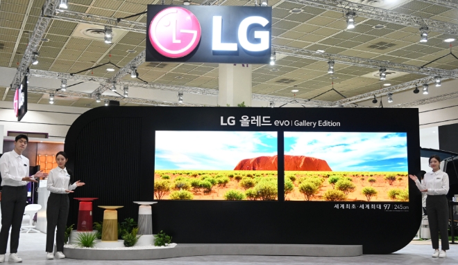 LG전자(대표이사 조주완, 배두용)는 4일부터 나흘간 서울 삼성동 코엑스에서 열리는 제 53회 한국전자전(KES 2022)에 참가해 ‘차별화된 고객경험’을 선사하는 혁신 제품들을 대거 선보인다. 사진=LG전자.