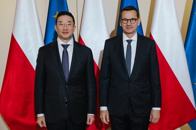 구광모 LG 회장(왼쪽)과 마테우슈 모라비에츠키 폴란드 총리. 제공=LG.