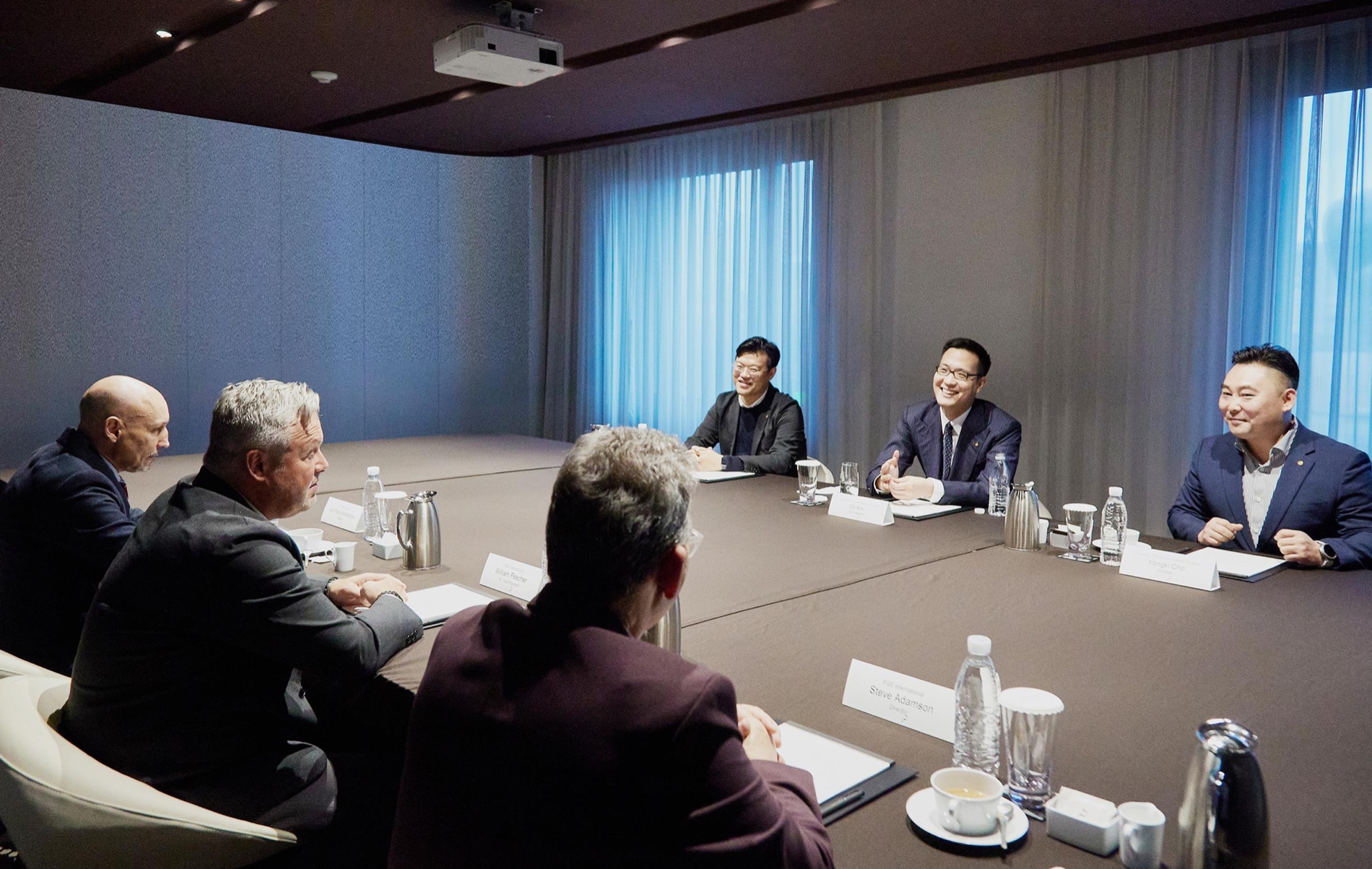 (정면 가운데) 김동선 한화솔루션 갤러리아 부문 신사업 실장이 파이브가이즈 측과 논의를 하고 있다./사진제공=한화솔루션 갤러리아
