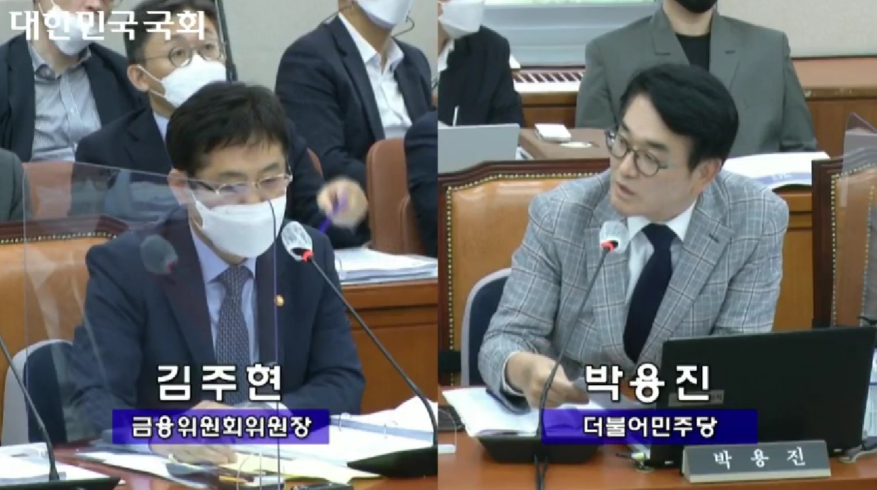 김주현 금융위원장(왼쪽)이 국회 국정감사에서 질의에 답을 하고 있다./사진=국회 생중계 갈무리