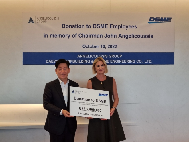 대우조선해양은 그리스 현지에서 안젤리쿠시스 그룹 마리아 안젤리쿠시스 회장, 대우조선해양 박두선 사장 등 양사 관계자 10여명이 참석한 가운데 특별 기부금 전달식을 가졌다. 사진=대우조선해양.