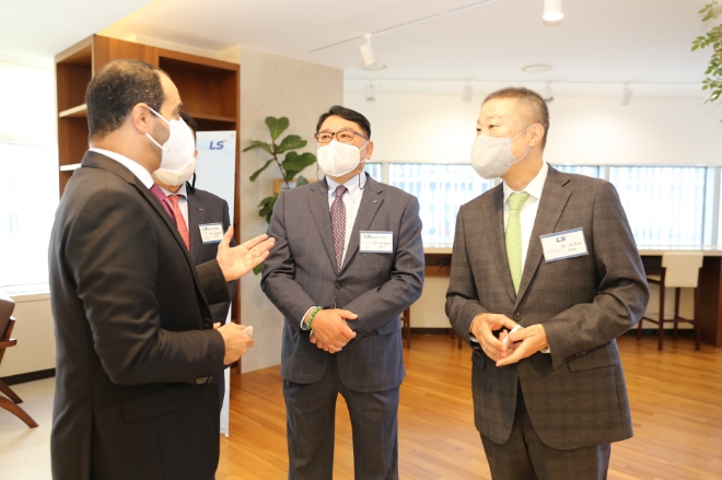 LS그룹(회장 구자은)이 11일 최근 고유가 등의 영향으로 주요 산유국의 대형 프로젝트 발주가 기대되는 가운데, 한국 주재 걸프협력회의(GCC; Gulf Cooperation Council) 5개국 대사를 LS용산타워로 초청해 LS가 가진 전력인프라와 미래사업 기술을 소개하고 협력방안을 논의했다. 사진=LS그룹.