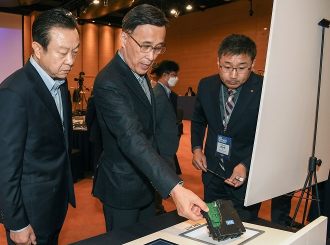 박정국 현대차 사장(가운데)이 최우수상 신기술 전시물을 살펴보고 있다. 제공=현대차.