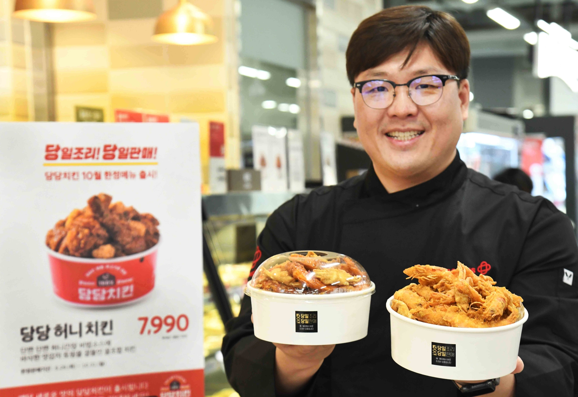 한상인 홈플러스 메뉴개발총괄이사가 13일 서울 등촌동 홈플러스 강서점에서 당당 시리즈 2탄 ‘당당 쉬림프 후라이드’와 ‘당당 칠리 쉬림프 후라이드’를 선보이고 있다./ 사진제공 = 홈플러스