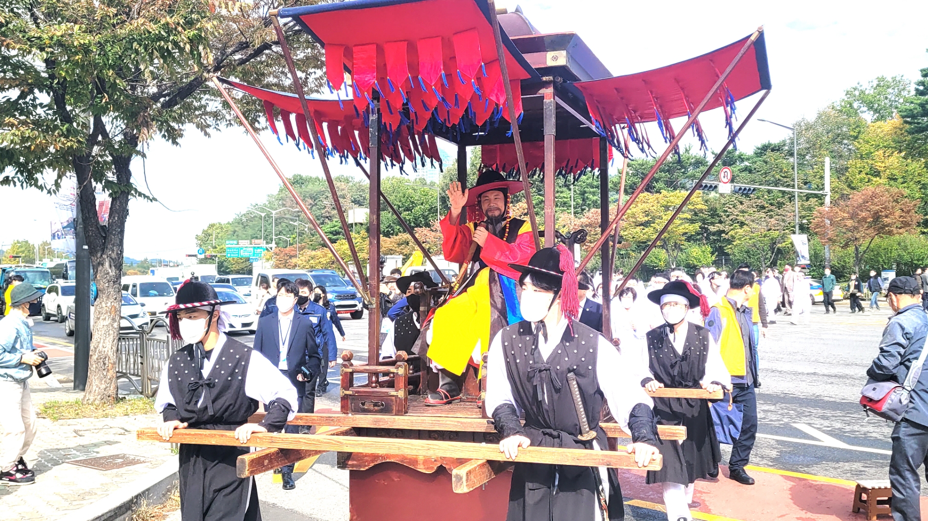 박강수 마포구청장이 사또 전통복을 입고 ‘마포나루 새우젓축제 퍼레이드’에 참석한 모습. 사진=주현태 기자