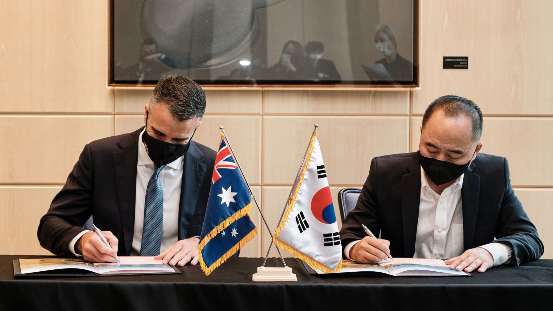 DL이앤씨 마창민 대표(오른쪽)와 피터 말리나우스카스(Peter Malinauskas) 남호주 주 정부 수상이 체결서에 서명을 하고 있다. /사진제공=DL이앤씨