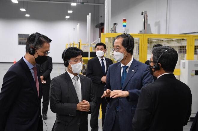 한덕수 국무총리가 2030 부산 엑스포 유치와 경제 안보 협력 강화를 위한 남미 순방길의 마지막 일정으로 한화솔루션 미국 조지아 태양광 모듈 공장을 찾았다. 사진=한화솔루션.