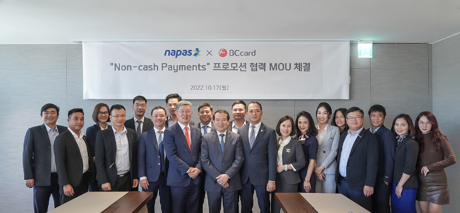 BC카드가 17일 오전 서울 을지로 본사에서 베트남 국영 결제중계망 사업자 NAPAS와 ‘비현금 결제 프로모션 협력’에 관한 업무협약을 체결했다. 사진은 협약식 직후 최원석 BC카드 대표(앞줄 왼쪽 네 번째)와 하 반 시외 베트남 관광청 부청장(앞줄 왼쪽 다섯 번째), 응웬 당 훙 NAPAS 부대표(앞줄 왼쪽 여섯 번째), 12개 베트남 은행 주요 관계자들과 기념촬영을 하고 있다. /사진제공=BC카드