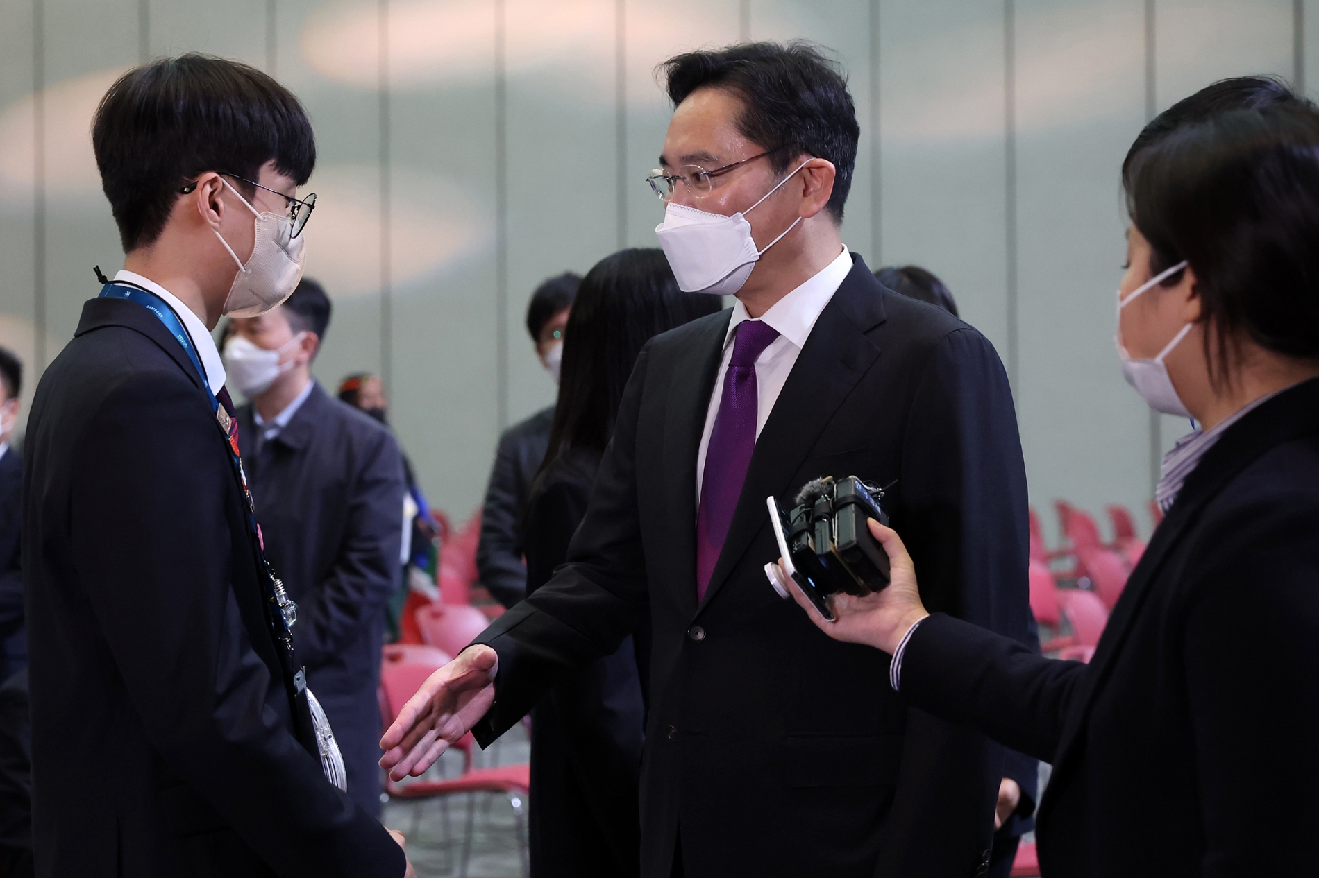 이재용 삼성전자 부회장이 17일 경기도 고양시 킨텍스에서 열린 '2022 국제기능올림픽 특별대회 고양' 폐회식 행사장에서 대한민국 국가대표 선수단과 악수를 나누며 격려하고 있다. 2022.10.17 /사진=삼성전자