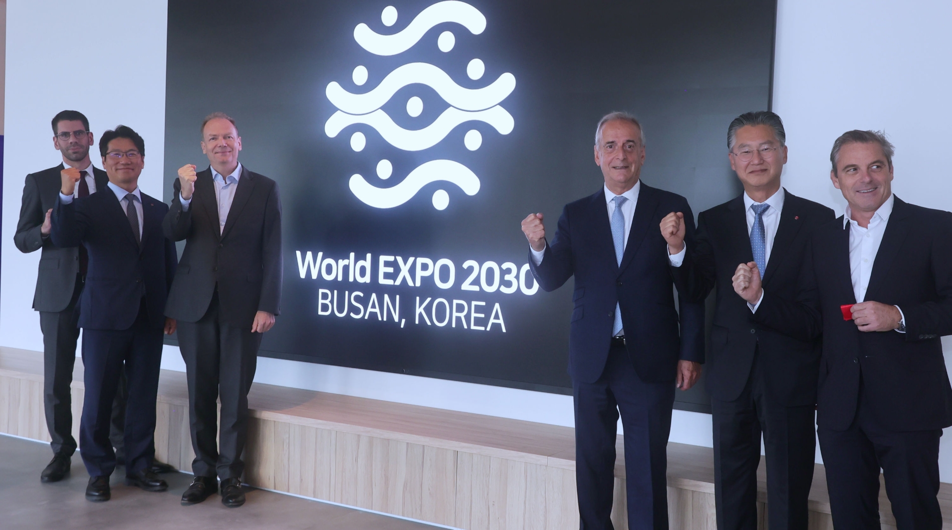 (왼쪽부터) ‘요안 블레’ 프랑스 오드센주 부주지사, 황용순 LG전자 프랑스법인장, ‘윌리암 프로’ 오드센주 상공회의소 대표, ‘자크 코소브스키’ 프랑스 쿠르브부아 시장, 이천국 LG전자 유럽지역대표. 사진=LG전자