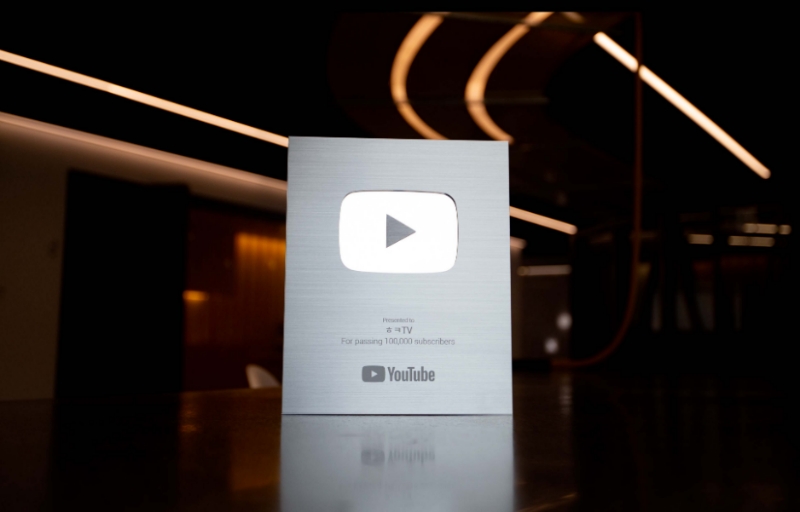 현대카드 기업 홍보 유튜브 채널 'ㅎㅋTV'가 받은 실버 버튼. /사진제공=현대카드 