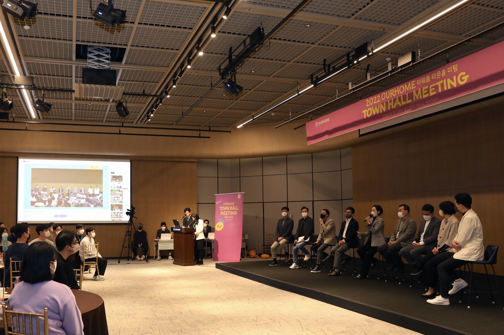 21일 아워홈 마곡 본사에서 열린 타운홀 미팅에서 구지은 아워홈 대표가 답변하는 모습./ 사진제공 = 아워홈