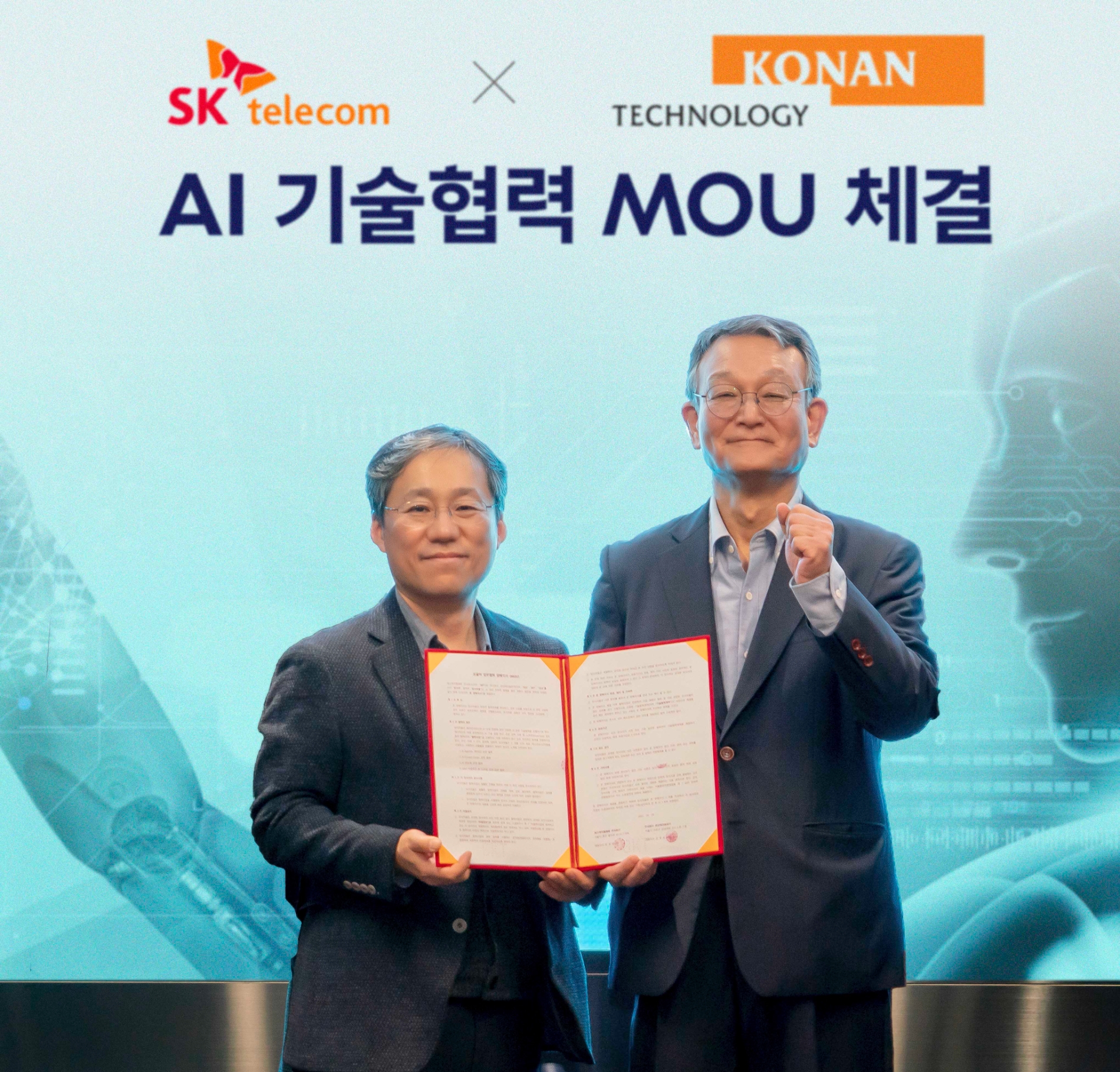 SK텔레콤과 AI기술기업 테크놀로지가 AI기술협력을 포함한 전략적 파트너십을 체결했다고 28일 밝혔다. 이상호 SKT CTO(사진 왼쪽)와 김영섬 코난테크놀로지 대표(사진 오른쪽). 사진=SK텔레콤