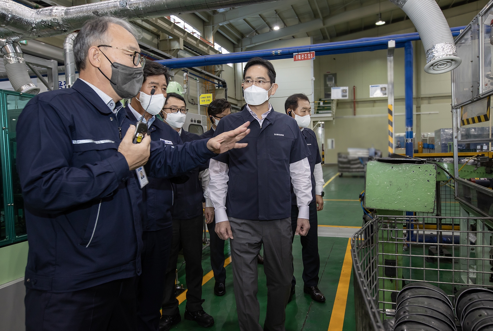 10월 28일 광주광역시에 위치한 삼성전자 협력회사 '디케이'에서 이재용 삼성전자 회장과 김보곤 디케이 대표(왼쪽)가 생산 라인을 둘러보고 있다. 사진=삼성전자