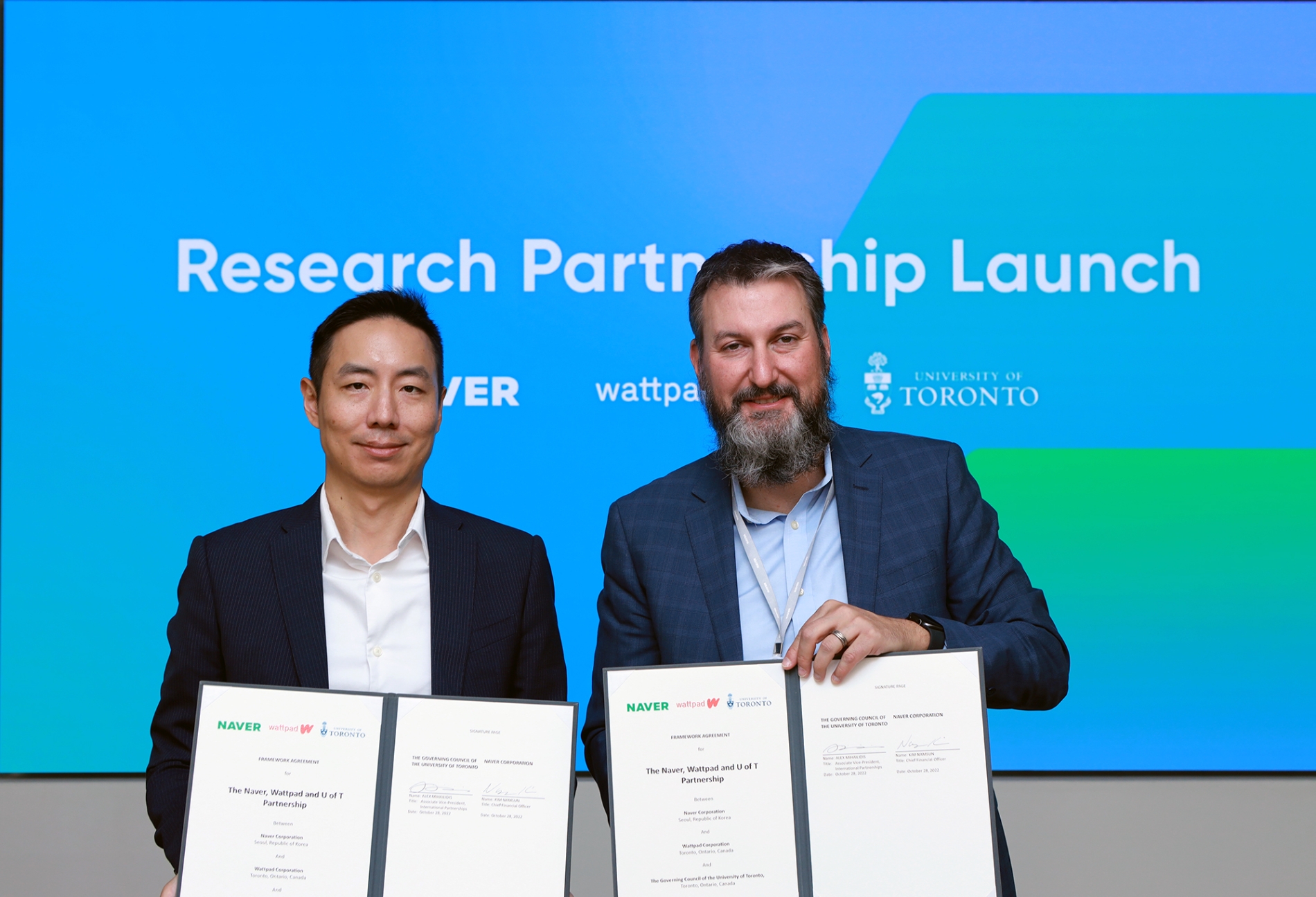 김남선 네이버 CFO(왼쪽), 알렉스 미하일리디스 토론토 대학 국제연구협력처 부처장(오른쪽). 사진=네이버