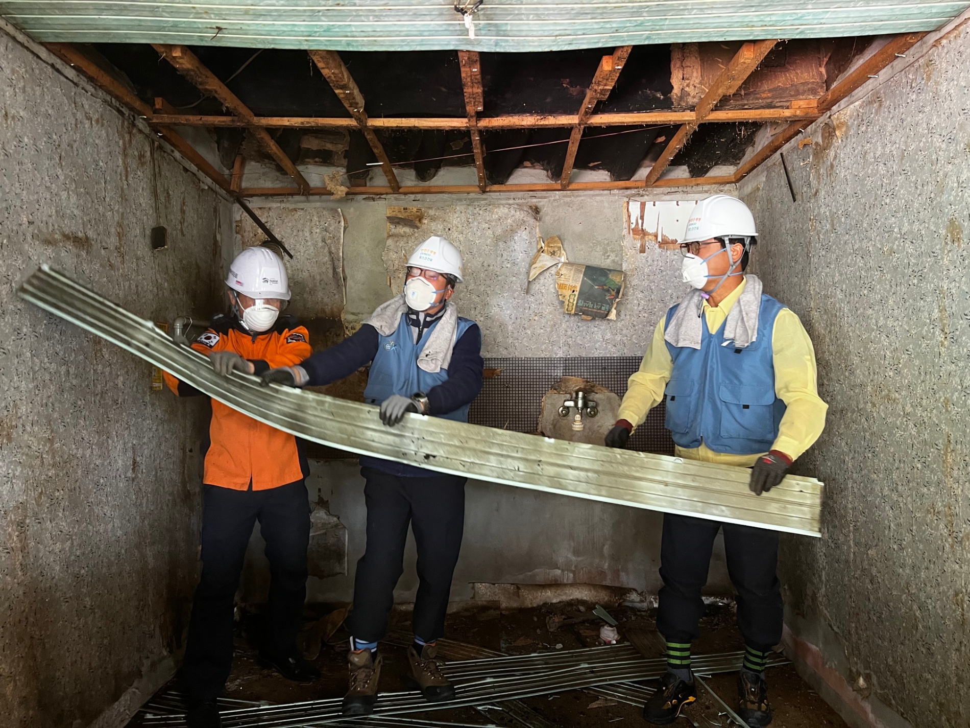 구미 장천면에서 진행된 노후주택 개보수 '에코드림' 활동 현장 / 사진제공=포스코건설