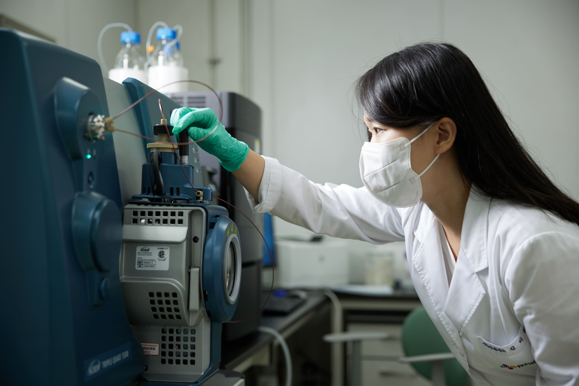 CJ프레시웨이 식품안전연구실이 영국 환경식품농림부가 주관하는 ‘2022 년 국제비교숙련도 식품분석 능력 평가’에서 최우수 평가를 받았다./사진제공=CJ프레시웨이