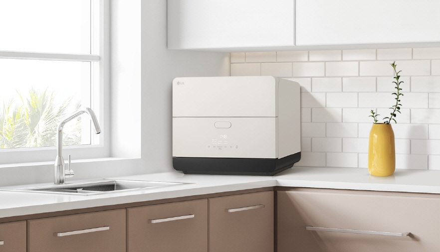 LG전자가 작은 주방에도 쉽게 설치할 수 있는 ‘디오스 오브제컬렉션 6인용 식기세척기’를 출시했다. 사진=LG전자