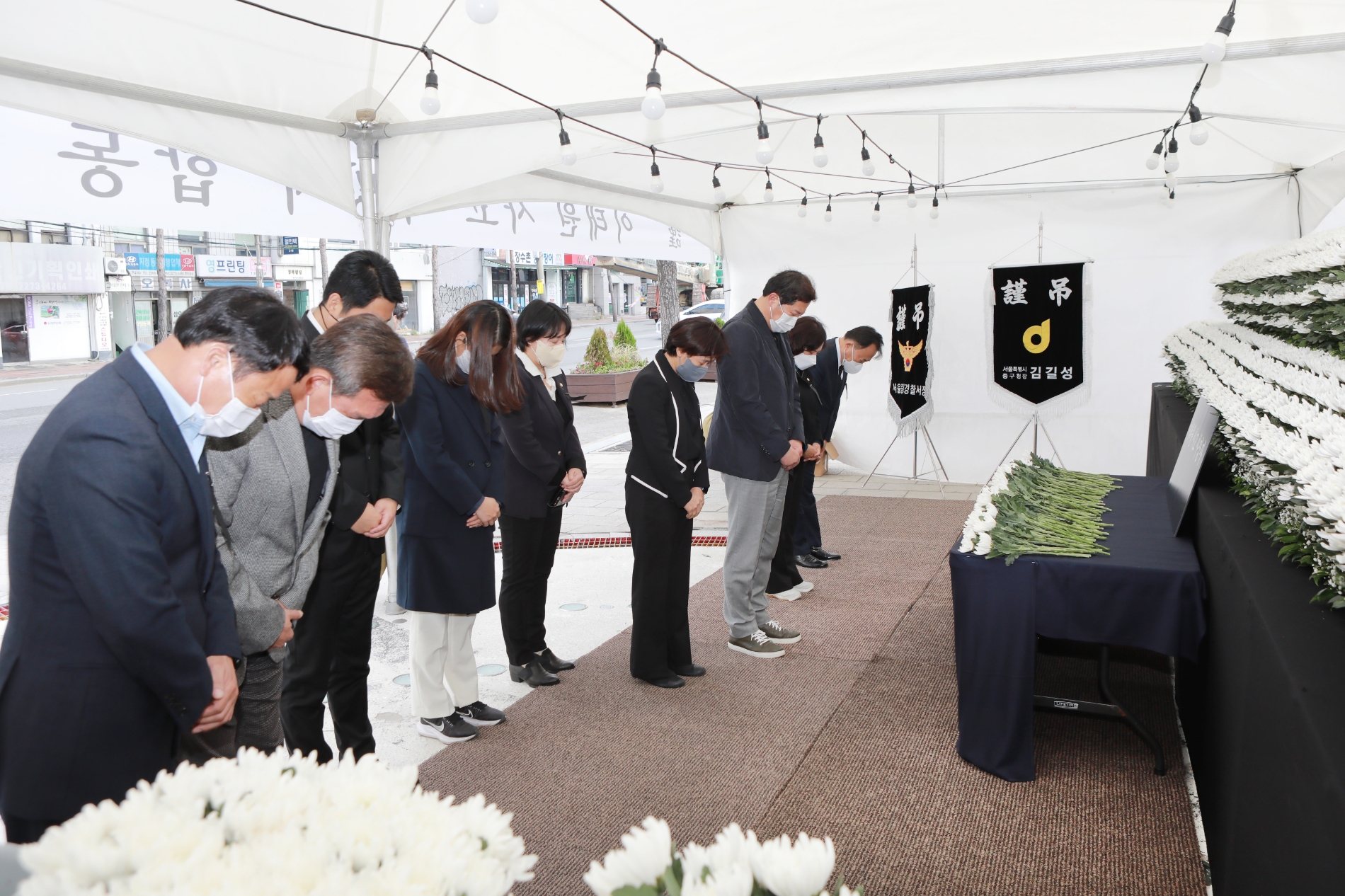 중구의회 의원들이 중구청 분향소를 찾아 조문을 하는 모습./사진제공=중구의회