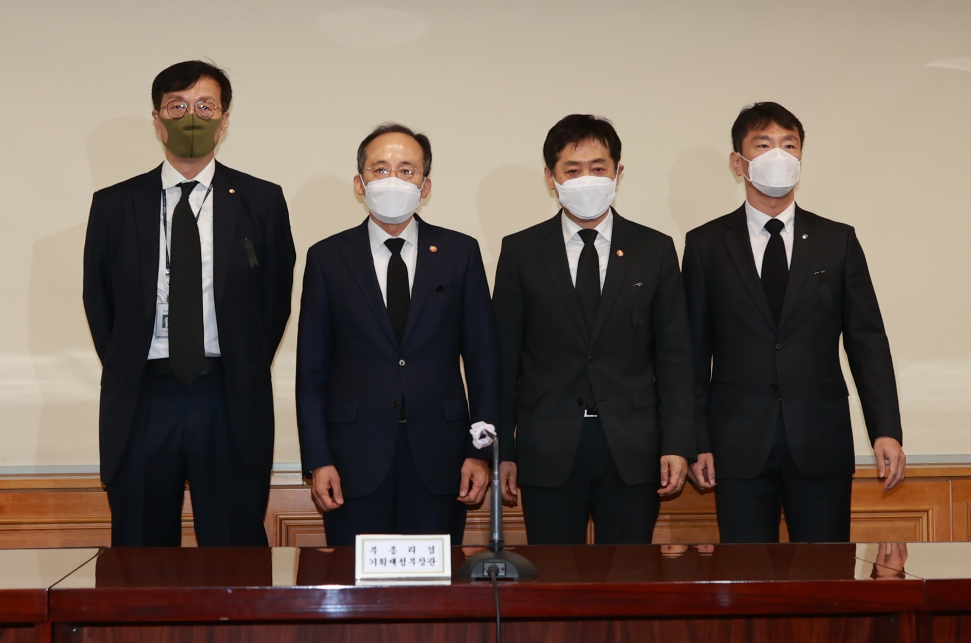 3일 서울 중구 은행회관에서 열린 비상거시경제금융회의에 경제·금융수장들이 참석하고 있다. (왼쪽부터) 이창용 한국은행 총재, 추경호 경제부총리 겸 기획재정부 장관, 김주현 금융위원장, 이복현 금융감독원장. / 사진제공= 한국은행(2022.11.03)