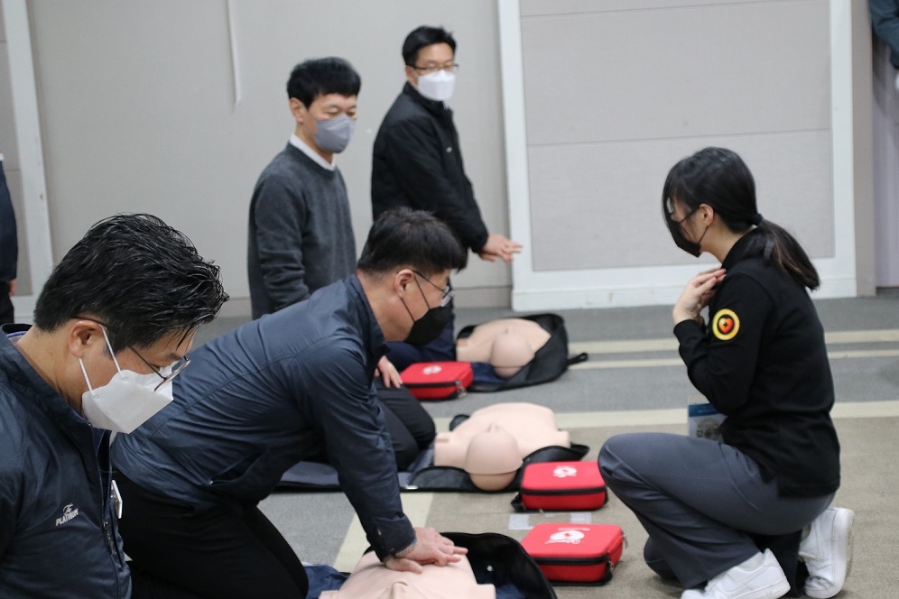 쌍용건설 심폐소생술 실습 사진 / 사진제공=쌍용건설