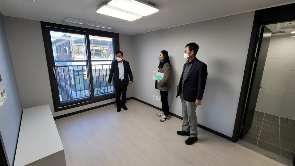 하승호 LH 국민주거복지본부장(왼쪽 첫 번째)이 자립지원주택을 점검하는 모습. 사진제공=LH