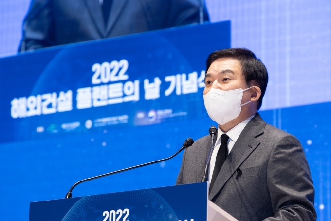 지난 1일 '2022 해외건설 플랜트의 날 기념식'에 참석한 원희룡 국토교통부 장관이 축사를 진행하고 있다. / 사진=국토교통부