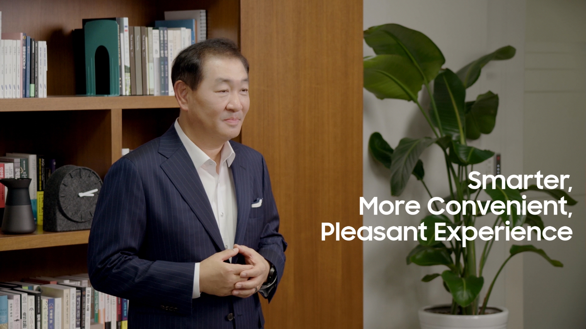 삼성전자가 8일부터 이틀간 '삼성 AI 포럼 2022'를 개최한다. 한종희 삼성전자 대표이사 부회장이 '삼성 AI 포럼' 첫째날 영상을 통해 개회사를 하고 있다. 사진=삼성전자