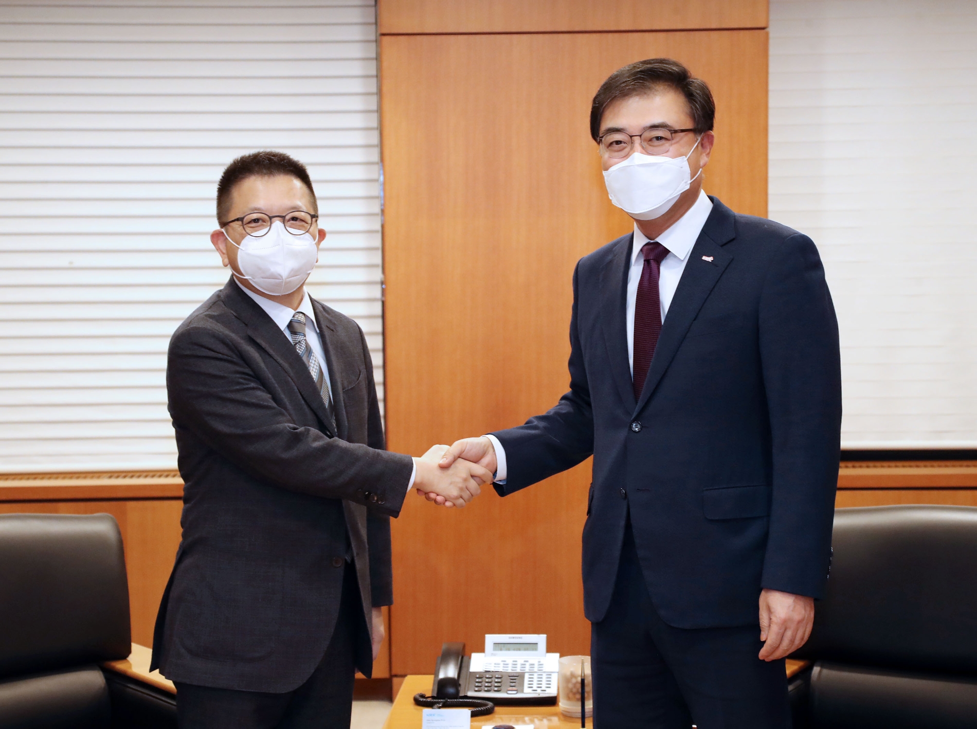 손병두 한국거래소(KRX) 이사장(오른쪽)은 9일 오후 서울사옥에서 대만증권거래소(TWSE) 셔먼 린(Sherman Lin) 이사장(왼쪽)과 글로벌 금융환경 변화에 따른 공동 대응 전략을 논의했다. / 사진제공= 한국거래소(2022.11.09)