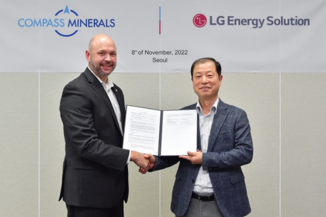 LG에너지솔루션은 최근 여의도 파크원에서 미국 컴파스 미네랄(Compass Minerals)와 탄산리튬에 대한 장기 공급 계약을 체결했다. /사진=LG에너지솔루션.
