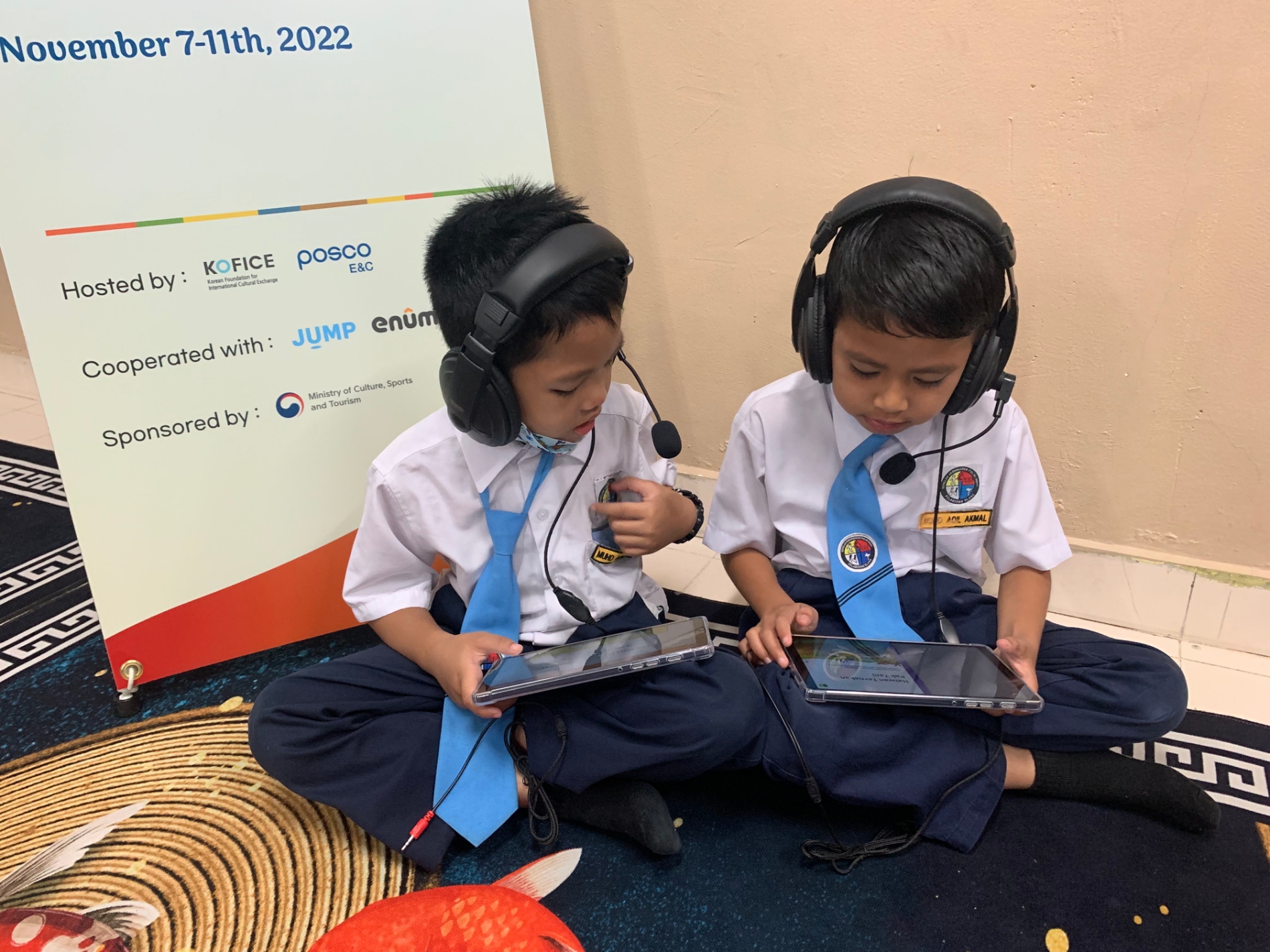 디지털 학습프로그램으로 공부 중인 말레이시아 초등학생들 / 사진제공=포스코건설