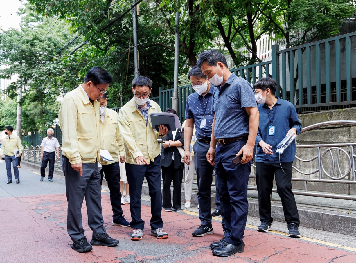 박강수 마포구청장(왼쪽)과 구 직원들이 주택가 이면도로의 상태를 점검하는 모습../사진제공=마포구
