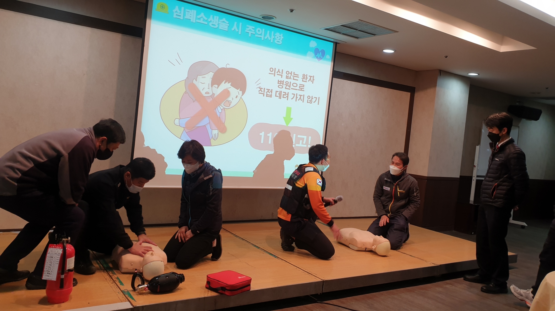 무주덕유산리조트 직원들이 겨울철 안전사고 대비 현장 대응 교육을 듣고 있다./사진제공=부영그룹