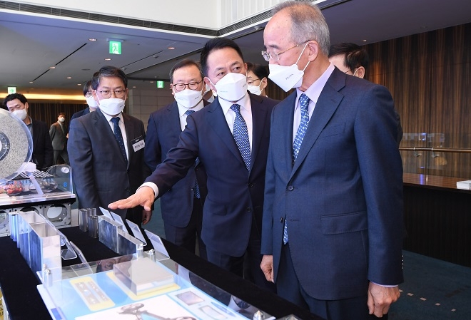 최윤호 삼성SDI 대표이사 사장(오른쪽에서 두번째), 오영교 동반성장위원회 위원장(오른쪽에서 첫번째). 제공=삼성SDI.