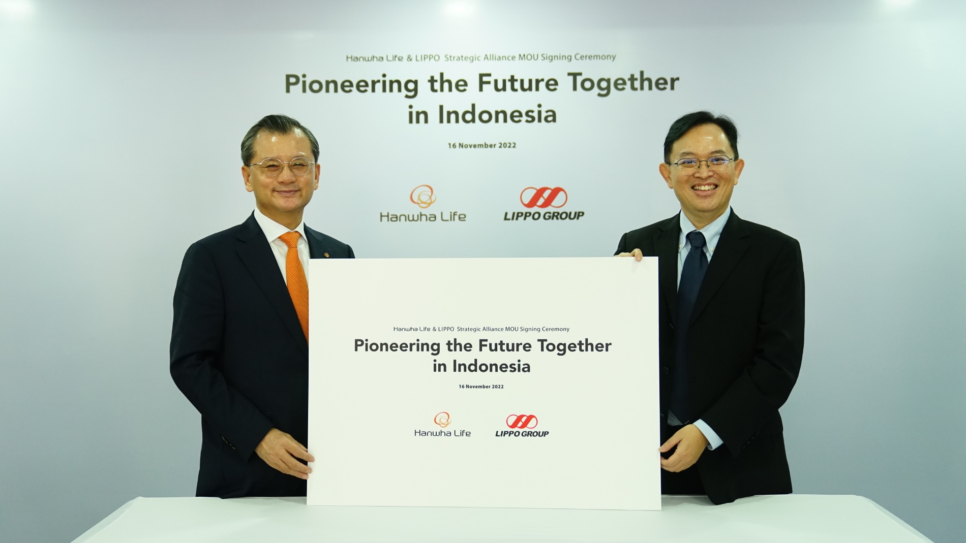한화생명 여승주 대표이사(왼쪽)와 Lippo그룹 아드리안 슈어만(Adrian Suherman) Multipolar 대표(오른쪽)가 MOU 체결 후 기념 촬영을 하고 있다./사진=한화생명