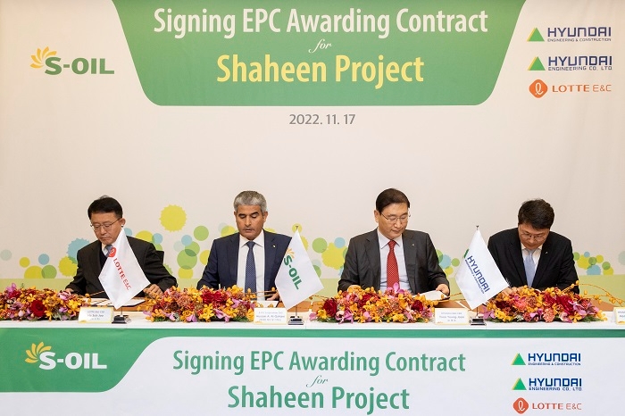 오른쪽부터 에쓰오일 샤힌 프로젝트 계약 체결식에 참석한 홍현성 현대엔제니어링 대표이사, 윤영준 현대건설 대표이사, 후세인 알 카타니 에쓰오일 대표이사, 하석주 롯데건설 대표이사가 계약서에 서명하고 있는 모습. 사진제공=현대건설