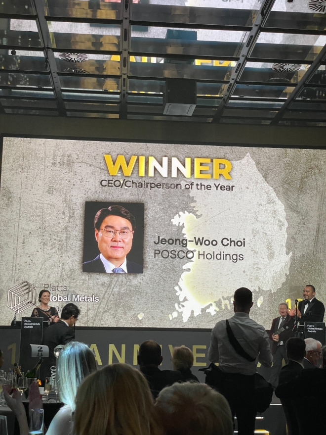 최정우 포스코그룹 회장이 지난 달 27일 런던에서 S&P Global Commodity Insight가 주관한 제10회 Global Metals Awards(글로벌 메탈 어워즈)에서 ‘올해의 CEO(CEO of the Year)’로 선정됐다. /사진=포스코그룹.