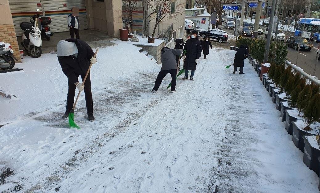 마포구 공덕동 주민·공무원들이 공덕동 경사로에서 제설작업을 하는 모습./사진제공=마포구