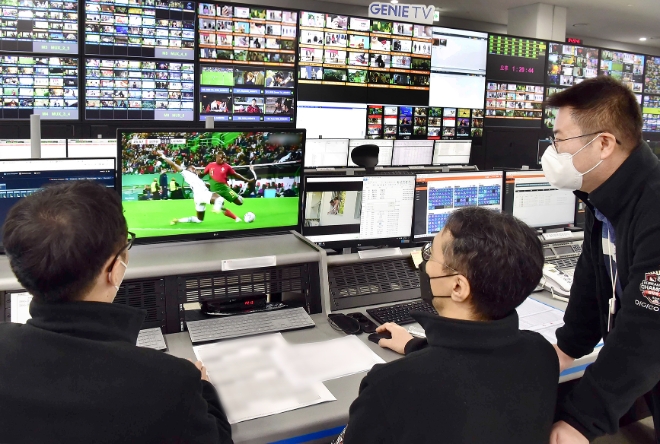 KT(대표이사 구현모)는 자사 IPTV 서비스인 지니 TV를 통해 카타르에서 개최하는 축구대회의 생중계 방송을 더욱 선명하고 빠르게 시청 할 수 있다고 21일 밝혔다. /사진=KT.