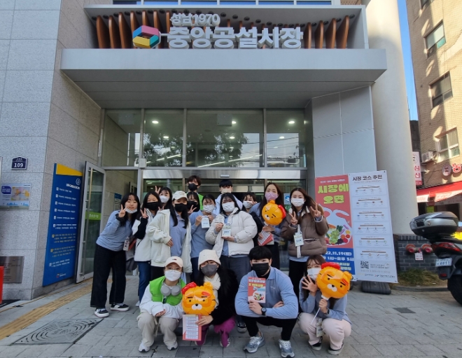 카카오게임즈(대표이사 조계현)는 사회공헌 활동의 일환으로 실시하는 ‘청소년·청년 디지털 서포터즈(이하 디지털 서포터즈)’ 2기가 지난 19일 성남중앙공설시장에서 성남시 관내 전통시장 상권 활성화를 위한 ‘시장에 오면’ 행사를 성황리 종료했다. /사진=카카오게임즈.