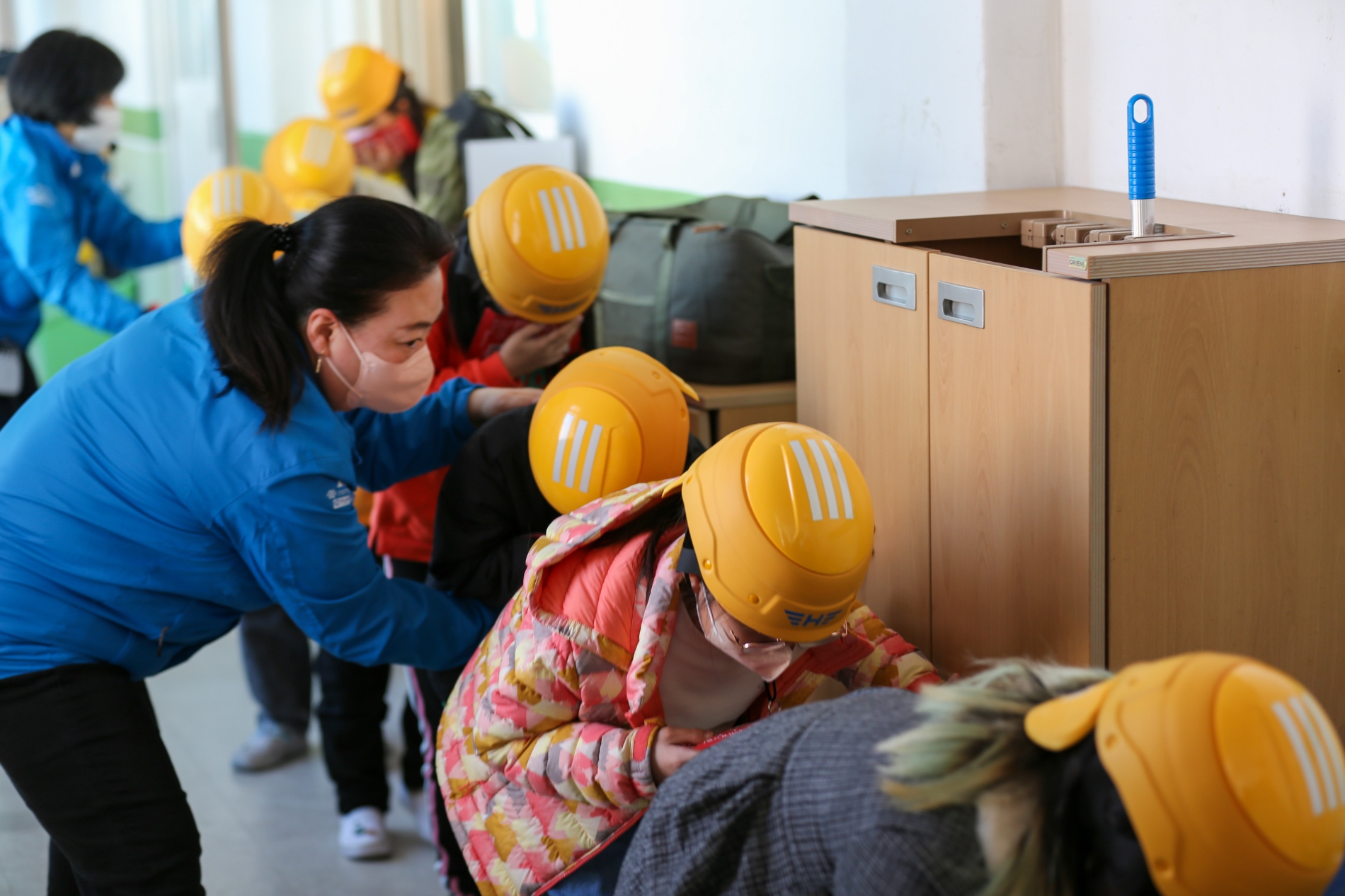 현대건설 관계자들이 송도초등학교 학생을 대상으로 재난 안전 모의 대피 훈련을 진행하는 모습./사진제공=현대건설