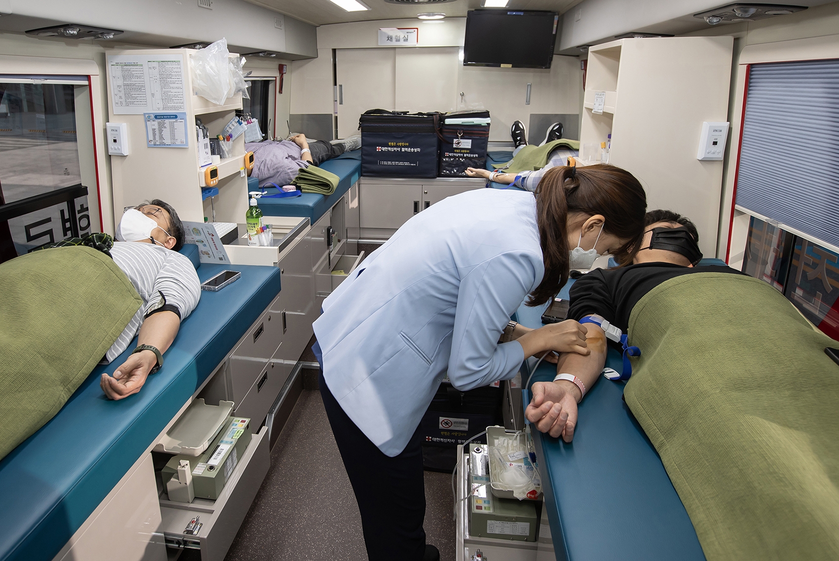 삼성 임직원들이 수원 삼성디지털시티에서 삼성 임원 기부로 제작된 신형 헌혈버스에 올라 헌혈에 참여하고 있다. 사진=삼성전자