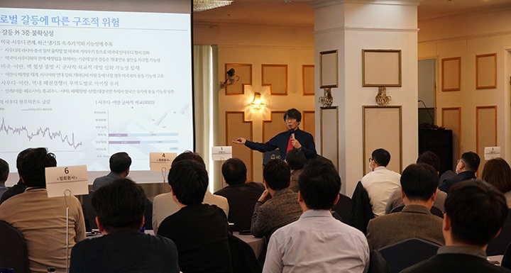 정유신 서강대학교 기술경영대학원 원장이 23일 핀테크 조찬포럼에서 ‘글로벌 갈등 확대와 2023 경제 전망’을 주제로 발표하고 있다. /사진제공=한국핀테크산업협회