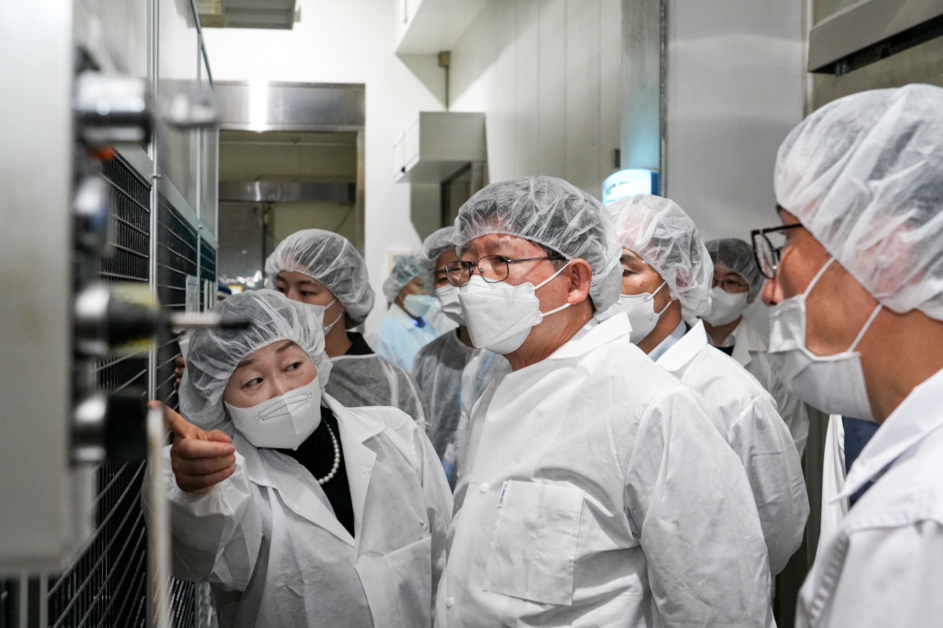 SPC 안전경영위원회 정갑영 위원장(가운데)과 조현욱 위원(왼쪽)이 평택 SPL에 방문해 생산 라인 현장을 점검하고 있다./사진제공=SPC그룹